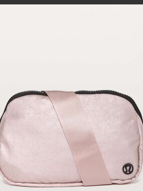 Lululemon Everywhere Belt Bag *1L
TB2 Peach Gold EUC